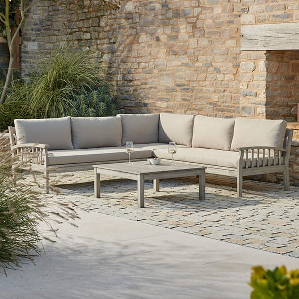 How to Choose the Right Outdoor Furniture to Suit Your Space